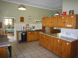 Communal kitchen at Backackers Paradise