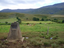 Monument and plaque next to road to Barrydale